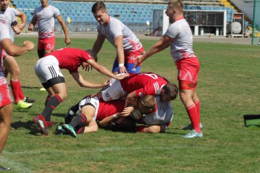 Odessa, Ukrayna - 7 Eylül 2019: Odessa Rugby Şampiyonası Milli Takımı - Kremenchug. Top için rugby oyuncularının yoğun mücadelesi. Stadyumun yeşil sahada dinamik oyun. Şiddetli Rugby Fight