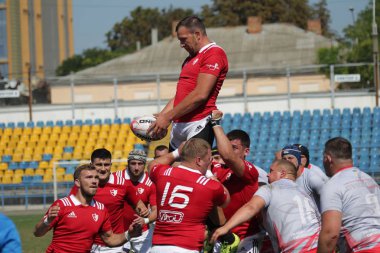 Odessa, Ukrayna - 7 Eylül 2019: Odessa Rugby Şampiyonası Milli Takımı - Kremenchug. Top için rugby oyuncularının yoğun mücadelesi. Stadyumun yeşil sahada dinamik oyun. Şiddetli Rugby Fight