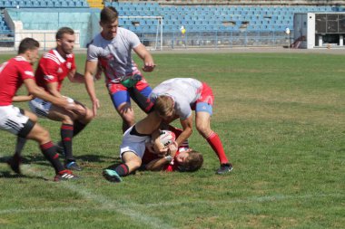 Odessa, Ukrayna - 7 Eylül 2019: Odessa Rugby Şampiyonası Milli Takımı - Kremenchug. Top için rugby oyuncularının yoğun mücadelesi. Stadyumun yeşil sahada dinamik oyun. Şiddetli Rugby Fight