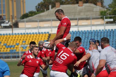 Odessa, Ukrayna - 7 Eylül 2019: Odessa Rugby Şampiyonası Milli Takımı - Kremenchug. Top için rugby oyuncularının yoğun mücadelesi. Stadyumun yeşil sahada dinamik oyun. Şiddetli Rugby Fight