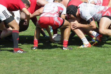 Odessa, Ukrayna - 7 Eylül 2019: Odessa Rugby Şampiyonası Milli Takımı - Kremenchug. Top için rugby oyuncularının yoğun mücadelesi. Stadyumun yeşil sahada dinamik oyun. Şiddetli Rugby Fight