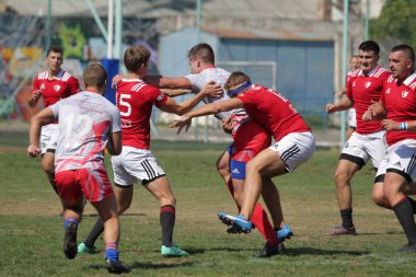 Odessa, Ukrayna - 7 Eylül 2019: Odessa Rugby Şampiyonası Milli Takımı - Kremenchug. Top için rugby oyuncularının yoğun mücadelesi. Stadyumun yeşil sahada dinamik oyun. Şiddetli Rugby Fight