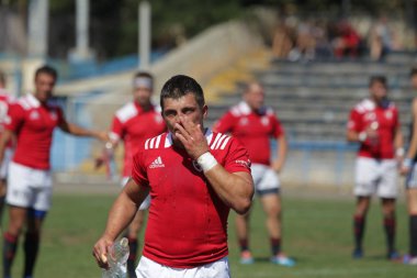 Odessa, Ukrayna - 7 Eylül 2019: Odessa Rugby Şampiyonası Milli Takımı - Kremenchug. Top için rugby oyuncularının yoğun mücadelesi. Stadyumun yeşil sahada dinamik oyun. Şiddetli Rugby Fight