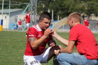 Odessa, Ukrayna - 7 Eylül 2019: Odessa Rugby Şampiyonası Milli Takımı - Kremenchug. Top için rugby oyuncularının yoğun mücadelesi. Stadyumun yeşil sahada dinamik oyun. Şiddetli Rugby Fight