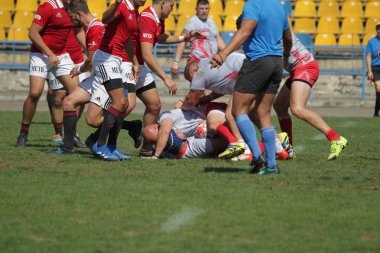 Odessa, Ukrayna - 7 Eylül 2019: Odessa Rugby Şampiyonası Milli Takımı - Kremenchug. Top için rugby oyuncularının yoğun mücadelesi. Stadyumun yeşil sahada dinamik oyun. Şiddetli Rugby Fight