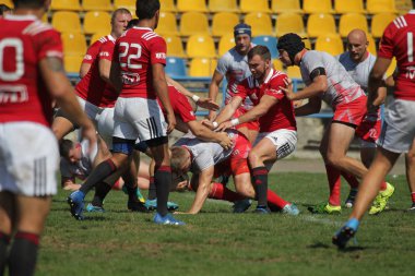Odessa, Ukrayna - 7 Eylül 2019: Odessa Rugby Şampiyonası Milli Takımı - Kremenchug. Top için rugby oyuncularının yoğun mücadelesi. Stadyumun yeşil sahada dinamik oyun. Şiddetli Rugby Fight