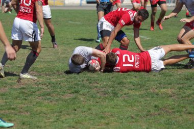 Odessa, Ukrayna - 7 Eylül 2019: Odessa Rugby Şampiyonası Milli Takımı - Kremenchug. Top için rugby oyuncularının yoğun mücadelesi. Stadyumun yeşil sahada dinamik oyun. Şiddetli Rugby Fight