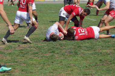 Odessa, Ukrayna - 7 Eylül 2019: Odessa Rugby Şampiyonası Milli Takımı - Kremenchug. Top için rugby oyuncularının yoğun mücadelesi. Stadyumun yeşil sahada dinamik oyun. Şiddetli Rugby Fight