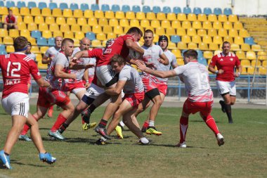 Odessa, Ukrayna - 7 Eylül 2019: Odessa Rugby Şampiyonası Milli Takımı - Kremenchug. Top için rugby oyuncularının yoğun mücadelesi. Stadyumun yeşil sahada dinamik oyun. Şiddetli Rugby Fight