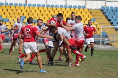 Odessa, Ukrayna - 7 Eylül 2019: Odessa Rugby Şampiyonası Milli Takımı - Kremenchug. Top için rugby oyuncularının yoğun mücadelesi. Stadyumun yeşil sahada dinamik oyun. Şiddetli Rugby Fight