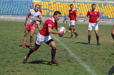 Odessa, Ukrayna - 7 Eylül 2019: Odessa Rugby Şampiyonası Milli Takımı - Kremenchug. Top için rugby oyuncularının yoğun mücadelesi. Stadyumun yeşil sahada dinamik oyun. Şiddetli Rugby Fight