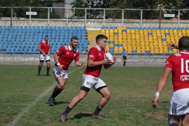 Odessa, Ukrayna - 7 Eylül 2019: Odessa Rugby Şampiyonası Milli Takımı - Kremenchug. Top için rugby oyuncularının yoğun mücadelesi. Stadyumun yeşil sahada dinamik oyun. Şiddetli Rugby Fight