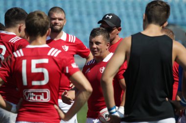 Odessa, Ukrayna - 7 Eylül 2019: Odessa Rugby Şampiyonası Milli Takımı - Kremenchug. Top için rugby oyuncularının yoğun mücadelesi. Stadyumun yeşil sahada dinamik oyun. Şiddetli Rugby Fight