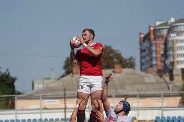 Odessa, Ukrayna - 7 Eylül 2019: Odessa Rugby Şampiyonası Milli Takımı - Kremenchug. Top için rugby oyuncularının yoğun mücadelesi. Stadyumun yeşil sahada dinamik oyun. Şiddetli Rugby Fight