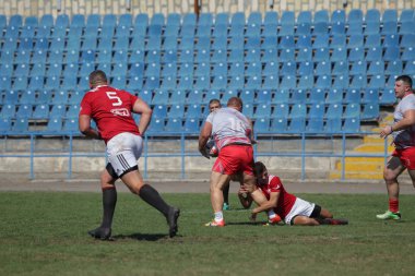 Odessa, Ukrayna - 7 Eylül 2019: Odessa Rugby Şampiyonası Milli Takımı - Kremenchug. Top için rugby oyuncularının yoğun mücadelesi. Stadyumun yeşil sahada dinamik oyun. Şiddetli Rugby Fight