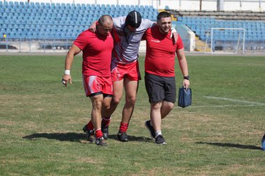 Odessa, Ukrayna - 7 Eylül 2019: Odessa Rugby Şampiyonası Milli Takımı - Kremenchug. Top için rugby oyuncularının yoğun mücadelesi. Stadyumun yeşil sahada dinamik oyun. Şiddetli Rugby Fight
