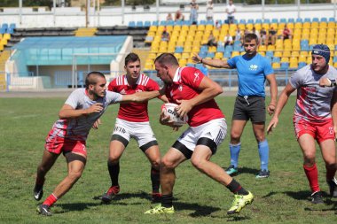 Odessa, Ukrayna - 7 Eylül 2019: Odessa Rugby Şampiyonası Milli Takımı - Kremenchug. Top için rugby oyuncularının yoğun mücadelesi. Stadyumun yeşil sahada dinamik oyun. Şiddetli Rugby Fight