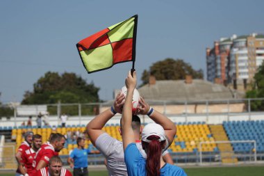 Odessa, Ukrayna - 7 Eylül 2019: Odessa Rugby Şampiyonası Milli Takımı - Kremenchug. Top için rugby oyuncularının yoğun mücadelesi. Stadyumun yeşil sahada dinamik oyun. Şiddetli Rugby Fight