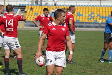 Odessa, Ukrayna - 7 Eylül 2019: Odessa Rugby Şampiyonası Milli Takımı - Kremenchug. Top için rugby oyuncularının yoğun mücadelesi. Stadyumun yeşil sahada dinamik oyun. Şiddetli Rugby Fight