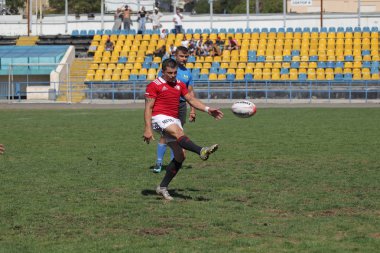 Odessa, Ukrayna - 7 Eylül 2019: Odessa Rugby Şampiyonası Milli Takımı - Kremenchug. Top için rugby oyuncularının yoğun mücadelesi. Stadyumun yeşil sahada dinamik oyun. Şiddetli Rugby Fight
