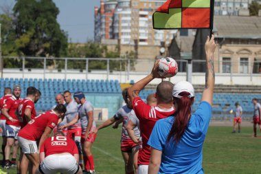 Odessa, Ukrayna - 7 Eylül 2019: Odessa Rugby Şampiyonası Milli Takımı - Kremenchug. Top için rugby oyuncularının yoğun mücadelesi. Stadyumun yeşil sahada dinamik oyun. Şiddetli Rugby Fight
