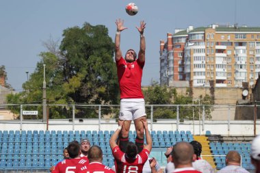 Odessa, Ukrayna - 7 Eylül 2019: Odessa Rugby Şampiyonası Milli Takımı - Kremenchug. Top için rugby oyuncularının yoğun mücadelesi. Stadyumun yeşil sahada dinamik oyun. Şiddetli Rugby Fight
