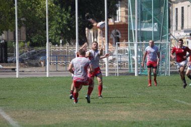 Odessa, Ukrayna - 7 Eylül 2019: Odessa Rugby Şampiyonası Milli Takımı - Kremenchug. Top için rugby oyuncularının yoğun mücadelesi. Stadyumun yeşil sahada dinamik oyun. Şiddetli Rugby Fight