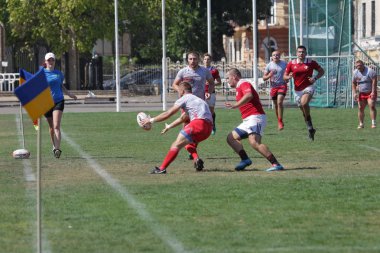 Odessa, Ukrayna - 7 Eylül 2019: Odessa Rugby Şampiyonası Milli Takımı - Kremenchug. Top için rugby oyuncularının yoğun mücadelesi. Stadyumun yeşil sahada dinamik oyun. Şiddetli Rugby Fight