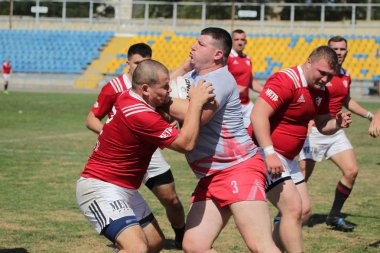 Odessa, Ukrayna - 7 Eylül 2019: Odessa Rugby Şampiyonası Milli Takımı - Kremenchug. Top için rugby oyuncularının yoğun mücadelesi. Stadyumun yeşil sahada dinamik oyun. Şiddetli Rugby Fight