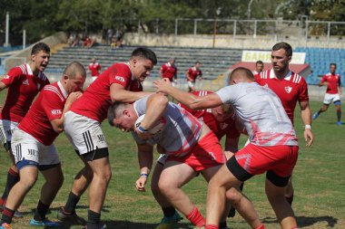 Odessa, Ukrayna - 7 Eylül 2019: Odessa Rugby Şampiyonası Milli Takımı - Kremenchug. Top için rugby oyuncularının yoğun mücadelesi. Stadyumun yeşil sahada dinamik oyun. Şiddetli Rugby Fight