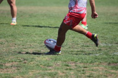 Odessa, Ukrayna - 7 Eylül 2019: Odessa Rugby Şampiyonası Milli Takımı - Kremenchug. Top için rugby oyuncularının yoğun mücadelesi. Stadyumun yeşil sahada dinamik oyun. Şiddetli Rugby Fight