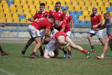Odessa, Ukrayna - 7 Eylül 2019: Odessa Rugby Şampiyonası Milli Takımı - Kremenchug. Top için rugby oyuncularının yoğun mücadelesi. Stadyumun yeşil sahada dinamik oyun. Şiddetli Rugby Fight