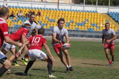 Odessa, Ukrayna - 7 Eylül 2019: Odessa Rugby Şampiyonası Milli Takımı - Kremenchug. Top için rugby oyuncularının yoğun mücadelesi. Stadyumun yeşil sahada dinamik oyun. Şiddetli Rugby Fight