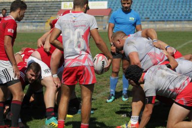 Odessa, Ukrayna - 7 Eylül 2019: Odessa Rugby Şampiyonası Milli Takımı - Kremenchug. Top için rugby oyuncularının yoğun mücadelesi. Stadyumun yeşil sahada dinamik oyun. Şiddetli Rugby Fight