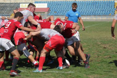 Odessa, Ukrayna - 7 Eylül 2019: Odessa Rugby Şampiyonası Milli Takımı - Kremenchug. Top için rugby oyuncularının yoğun mücadelesi. Stadyumun yeşil sahada dinamik oyun. Şiddetli Rugby Fight