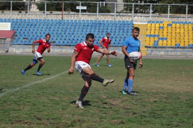 Odessa, Ukrayna - 7 Eylül 2019: Odessa Rugby Şampiyonası Milli Takımı - Kremenchug. Top için rugby oyuncularının yoğun mücadelesi. Stadyumun yeşil sahada dinamik oyun. Şiddetli Rugby Fight
