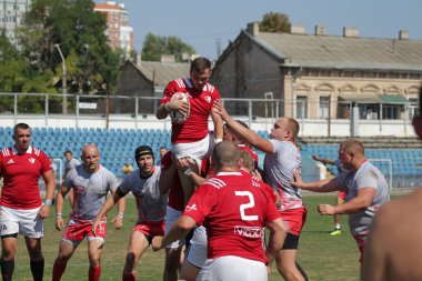 Odessa, Ukrayna - 7 Eylül 2019: Odessa Rugby Şampiyonası Milli Takımı - Kremenchug. Top için rugby oyuncularının yoğun mücadelesi. Stadyumun yeşil sahada dinamik oyun. Şiddetli Rugby Fight