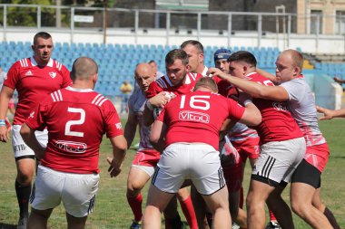 Odessa, Ukrayna - 7 Eylül 2019: Odessa Rugby Şampiyonası Milli Takımı - Kremenchug. Top için rugby oyuncularının yoğun mücadelesi. Stadyumun yeşil sahada dinamik oyun. Şiddetli Rugby Fight