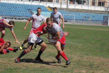 Odessa, Ukrayna - 7 Eylül 2019: Odessa Rugby Şampiyonası Milli Takımı - Kremenchug. Top için rugby oyuncularının yoğun mücadelesi. Stadyumun yeşil sahada dinamik oyun. Şiddetli Rugby Fight