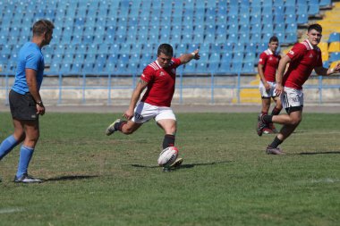 Odessa, Ukrayna - 7 Eylül 2019: Odessa Rugby Şampiyonası Milli Takımı - Kremenchug. Top için rugby oyuncularının yoğun mücadelesi. Stadyumun yeşil sahada dinamik oyun. Şiddetli Rugby Fight