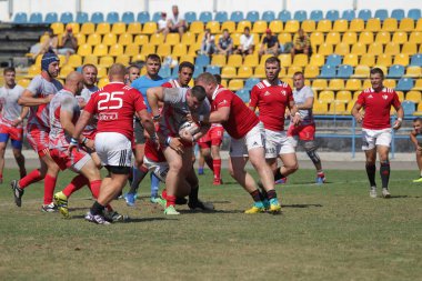 Odessa, Ukrayna - 7 Eylül 2019: Odessa Rugby Şampiyonası Milli Takımı - Kremenchug. Top için rugby oyuncularının yoğun mücadelesi. Stadyumun yeşil sahada dinamik oyun. Şiddetli Rugby Fight