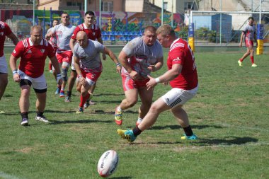 Odessa, Ukrayna - 7 Eylül 2019: Odessa Rugby Şampiyonası Milli Takımı - Kremenchug. Top için rugby oyuncularının yoğun mücadelesi. Stadyumun yeşil sahada dinamik oyun. Şiddetli Rugby Fight