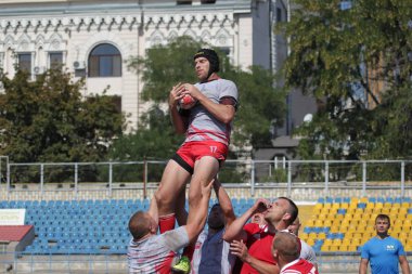 Odessa, Ukrayna - 7 Eylül 2019: Odessa Rugby Şampiyonası Milli Takımı - Kremenchug. Top için rugby oyuncularının yoğun mücadelesi. Stadyumun yeşil sahada dinamik oyun. Şiddetli Rugby Fight