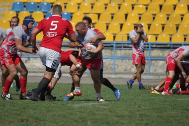 Odessa, Ukrayna - 7 Eylül 2019: Odessa Rugby Şampiyonası Milli Takımı - Kremenchug. Top için rugby oyuncularının yoğun mücadelesi. Stadyumun yeşil sahada dinamik oyun. Şiddetli Rugby Fight