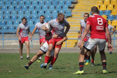 Odessa, Ukrayna - 7 Eylül 2019: Odessa Rugby Şampiyonası Milli Takımı - Kremenchug. Top için rugby oyuncularının yoğun mücadelesi. Stadyumun yeşil sahada dinamik oyun. Şiddetli Rugby Fight