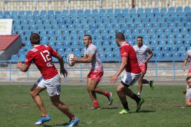 Odessa, Ukrayna - 7 Eylül 2019: Odessa Rugby Şampiyonası Milli Takımı - Kremenchug. Top için rugby oyuncularının yoğun mücadelesi. Stadyumun yeşil sahada dinamik oyun. Şiddetli Rugby Fight