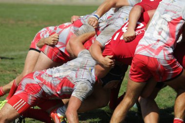 Odessa, Ukrayna - 7 Eylül 2019: Odessa Rugby Şampiyonası Milli Takımı - Kremenchug. Top için rugby oyuncularının yoğun mücadelesi. Stadyumun yeşil sahada dinamik oyun. Şiddetli Rugby Fight