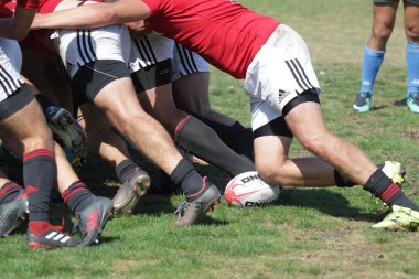 Odessa, Ukrayna - 7 Eylül 2019: Odessa Rugby Şampiyonası Milli Takımı - Kremenchug. Top için rugby oyuncularının yoğun mücadelesi. Stadyumun yeşil sahada dinamik oyun. Şiddetli Rugby Fight