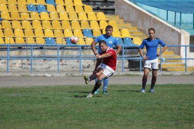 Odessa, Ukrayna - 7 Eylül 2019: Odessa Rugby Şampiyonası Milli Takımı - Kremenchug. Top için rugby oyuncularının yoğun mücadelesi. Stadyumun yeşil sahada dinamik oyun. Şiddetli Rugby Fight