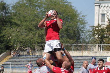 Odessa, Ukrayna - 7 Eylül 2019: Odessa Rugby Şampiyonası Milli Takımı - Kremenchug. Top için rugby oyuncularının yoğun mücadelesi. Stadyumun yeşil sahada dinamik oyun. Şiddetli Rugby Fight